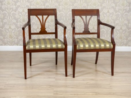 Two Armchairs of Classicizing Forms