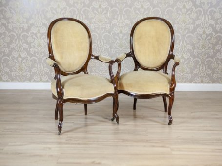 Para zabytkowych foteli z końca XIX wieku