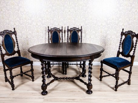 Rzeźbiony stół z krzesłami z XIX wieku